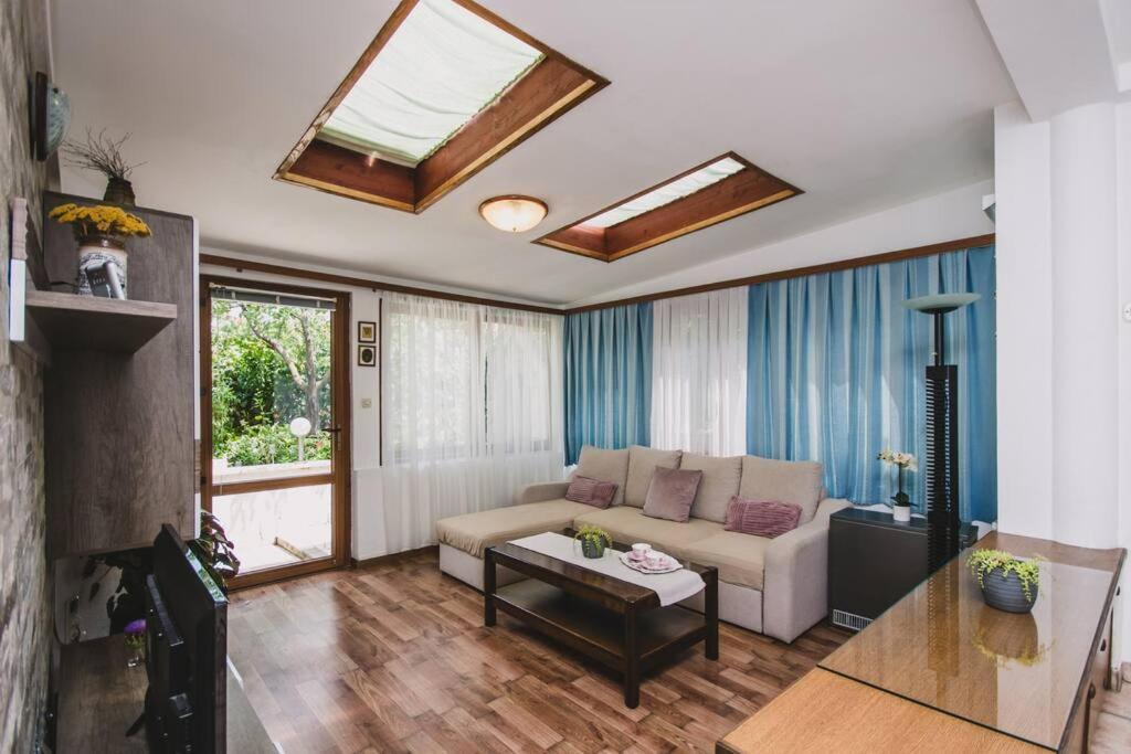 Marjan Hill 3-Br Apt,5 Guests Private Garden Near Beach سبليت المظهر الخارجي الصورة